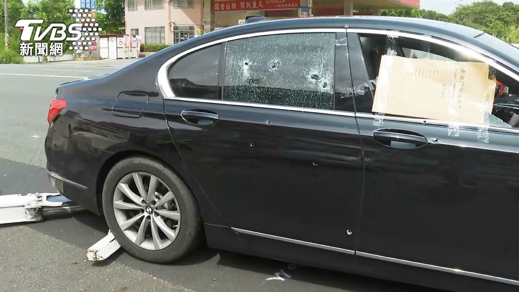 台南歸仁爆發槍戰，轎車彈痕累累。 圖／TVBS