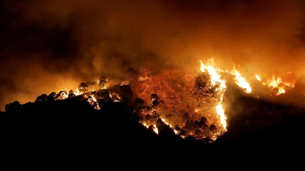 西班牙南部山區發生的野火迫使貝納阿維斯（Benahavis）鎮中心的人員撤離。（圖／翻攝自Twitter）