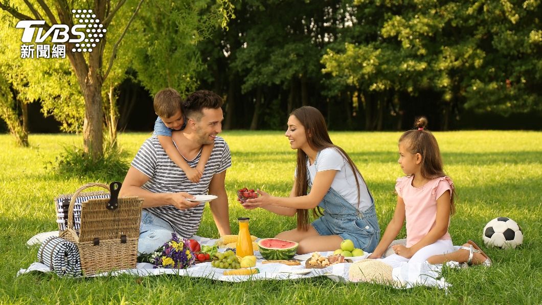 許多人喜歡在假日出門到公園野餐踏青，呼吸新鮮空氣。（示意圖／shutterstock達志影像）