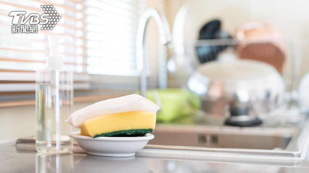 挪威研究指出廚房洗碗海綿細菌多。（示意圖／Shutterstock達志影像）