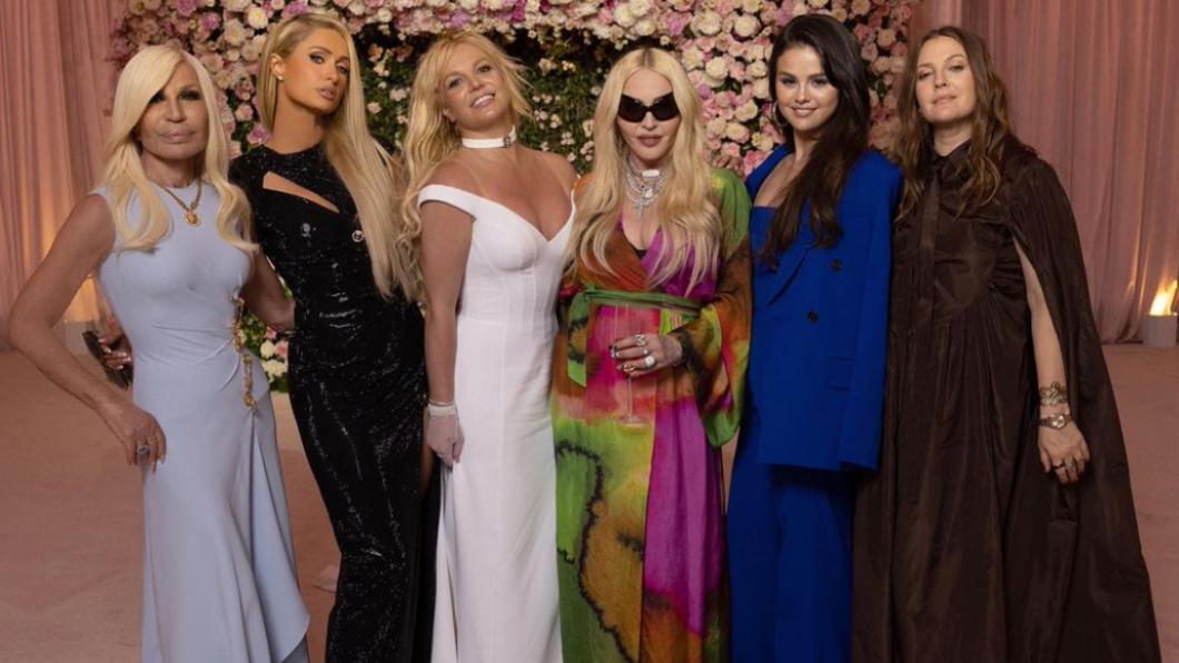 凡賽斯（Versace）女帝、芭莉絲希爾頓、瑪丹娜、茱兒芭莉摩、賽琳娜戈梅茲都出席布蘭妮的婚禮。（圖／翻攝自Instagramg＠donatella_versace）