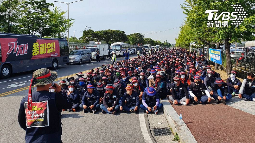 南韓大批貨車司機串聯罷工爭取自身福利。（圖/達志影像路透社）
