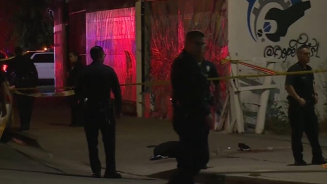 加州博伊爾高地（Boyle Heights）一場倉庫派對發生槍擊案。（圖／翻攝自CBS LA）