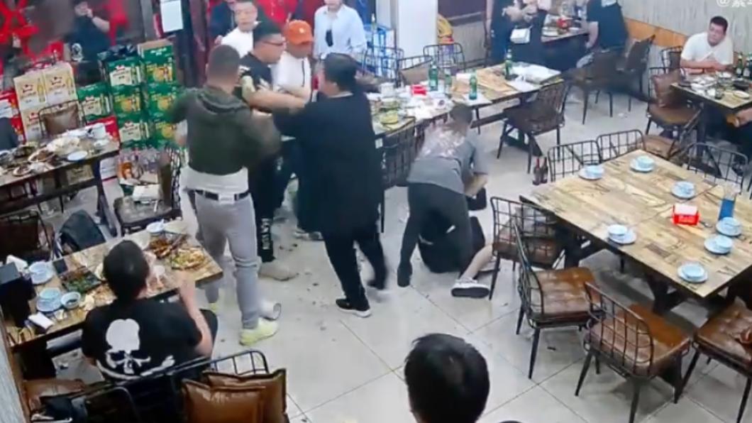 唐山燒烤店發生毆打事件，引起許多民眾不滿。（圖／翻攝自微博）