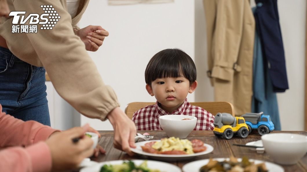 不少父母會抱怨，孩子吃飯像在打仗。（示意圖／shutterstock達志影像）
