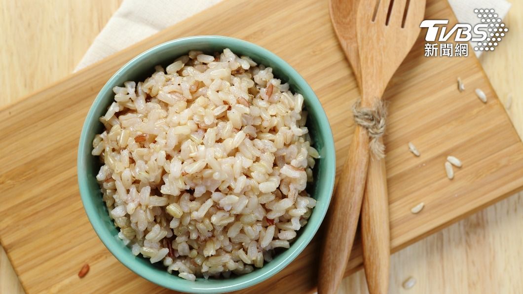 提高體內代謝，可將白飯換成糙米飯、五穀飯等。（示意圖／shutterstock達志影像）