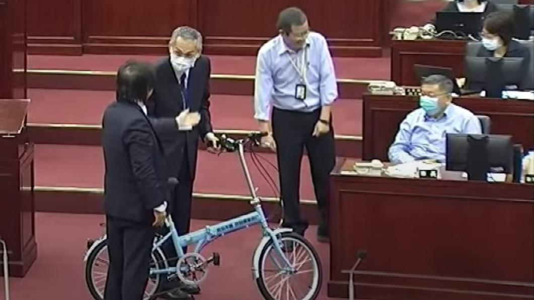 台北市議員王世堅去年4月贈送柯文哲一台腳踏車。（資料圖／翻攝柯文哲直播）
