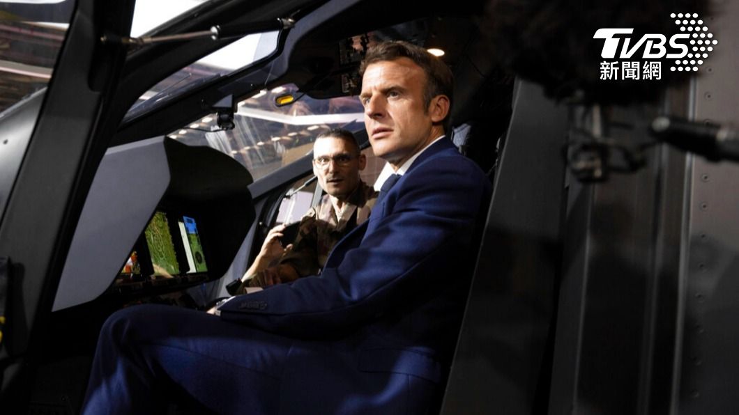 法國總統馬克宏試駕空巴研發的直升機。（圖/達志影像美聯社）