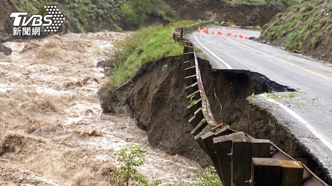 黃石國家公園受破紀錄的暴雨侵襲後引發洪患，沖毀多處道路。（圖／達志影像美聯社）