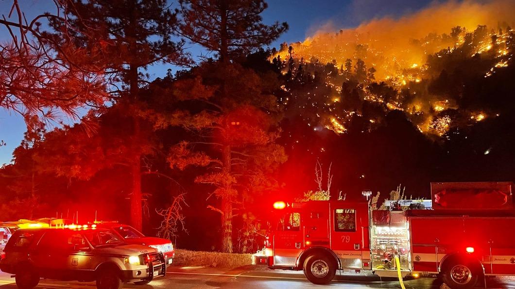 洛杉磯郊區森林爆發一場失控的野火。（圖／翻攝自Twitter）