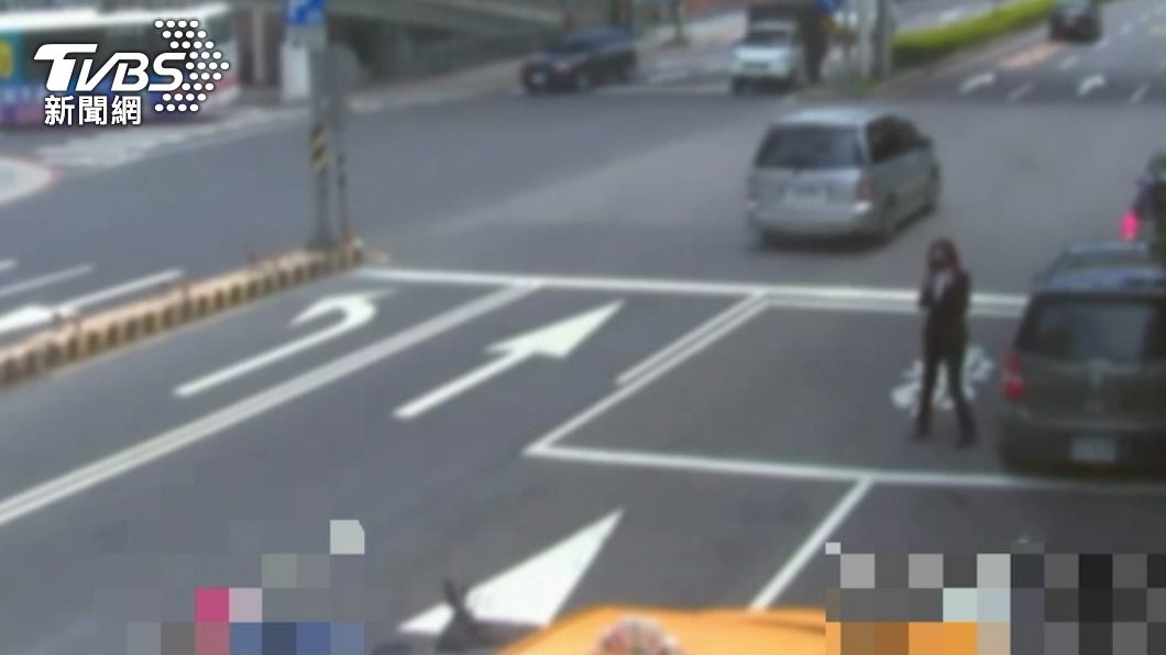 計程車跟著殯葬業者的車停在路邊，遭後方機車騎士追撞。（圖／TVBS）
