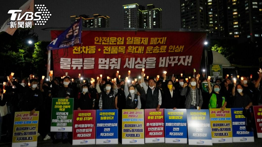 南韓貨運司機工會14日晚間終於與政府達成協議。（圖／達志影像美聯社）