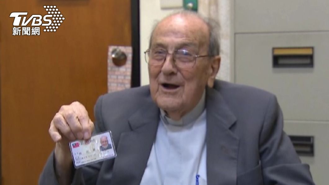 賴神父開心地拿著台灣身份證。（圖／TVBS）