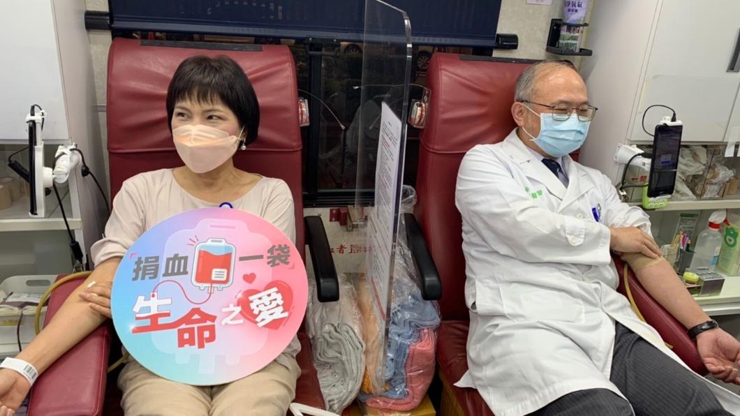 台大醫院長吳明賢和副院長高淑芬挽袖捐血。（圖／TVBS)