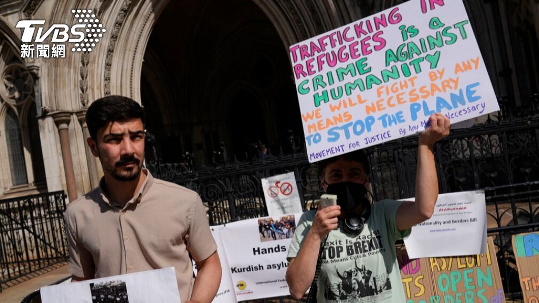 英國遣送難民措施引發當地人士不滿示威。（圖／達志影像美聯社）