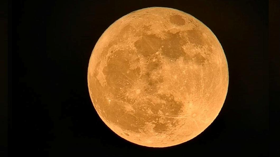 14日晚間台灣出現超級月亮。（圖／翻攝自你好，東海岸臉書）