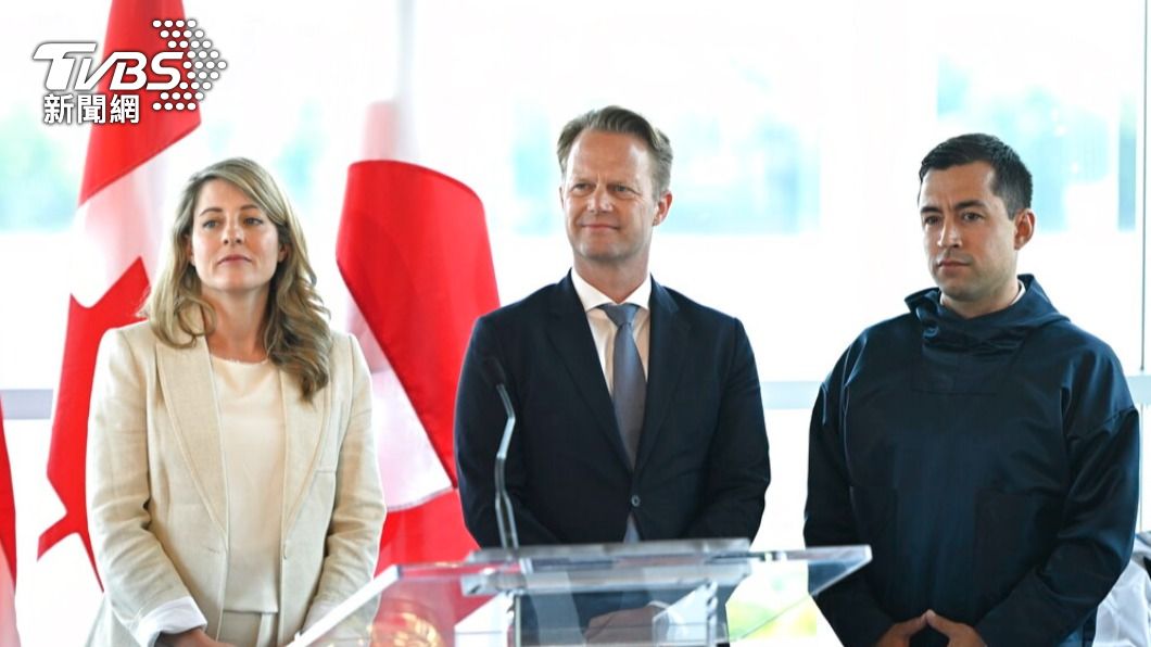 加拿大與丹麥外長在渥太華簽字，確認漢斯島的歸屬。（圖／達志影像美聯社）