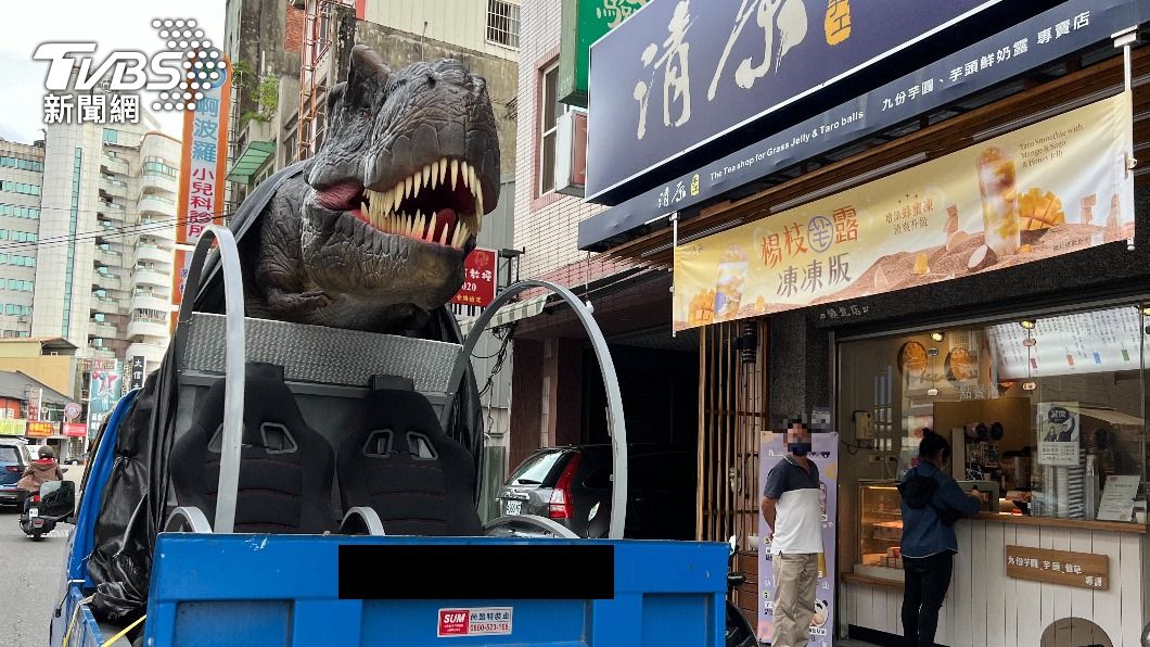 遊樂園的恐龍車停在飲料店前面。（圖／TVBS）