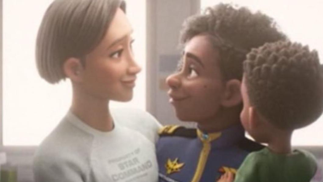迪士尼最新動畫電影「巴斯光年」含有女女接吻片段。（圖／翻攝@almanaquedisney推特）