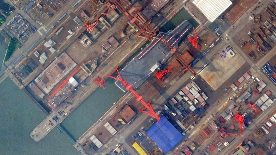 「行星實驗室」衛星拍攝到建造大陸003航母的江南造船廠船塢已開始注水。（圖／翻攝行星實驗室）