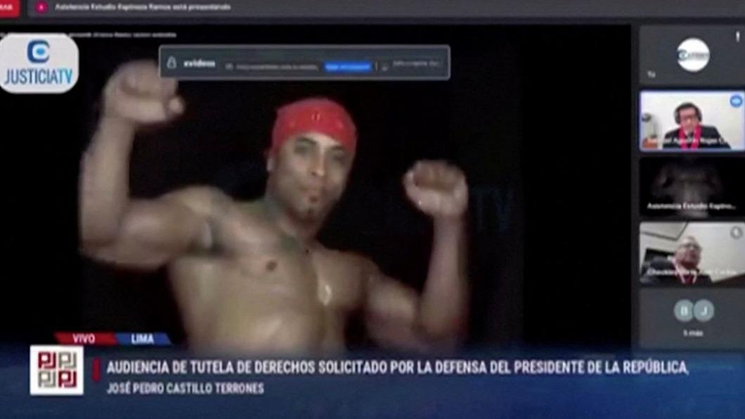 秘魯總統線上聽證會中突然出現「香蕉君」。（圖／翻攝自@AlertaNews24推特）
