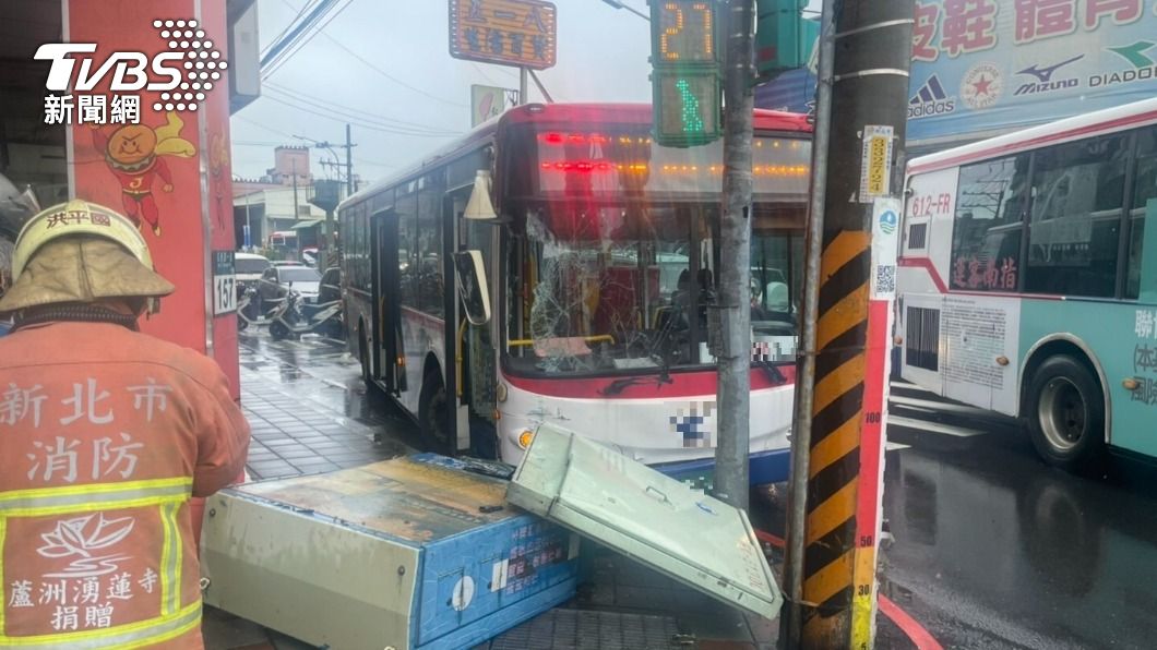 公車失控撞斷路邊電箱，造成1名女乘客輕傷。（圖／TVBS）