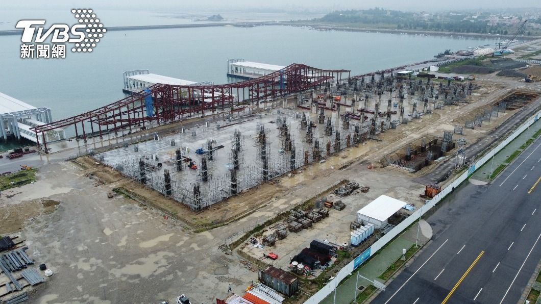 水頭港大型旅客服務中心一樓樓板近期完工。（圖／中央社）
