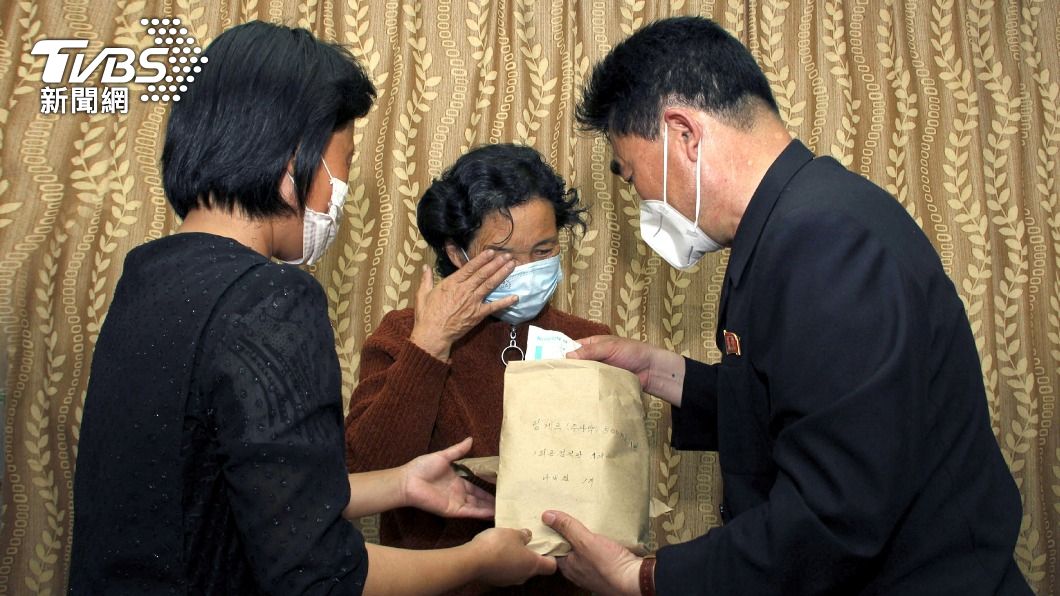 北韓官員提供藥品給受不明腸道流行病感染的家庭。（圖／達志影像路透社）