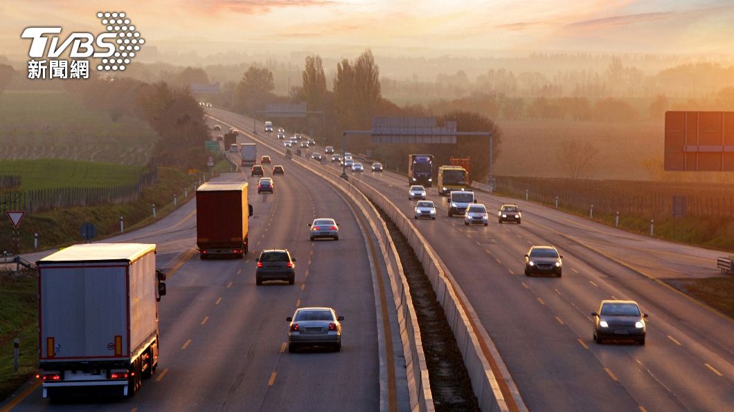 高速公路縮短駕駛開車往返兩地的時間和距離。（示意圖／shutterstock達志影像）