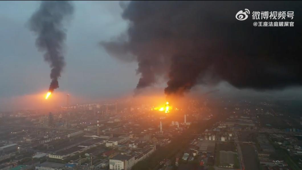 民眾拍下工廠大火的畫面。（圖／翻攝自微博 ＠王座法庭鏟屎官）