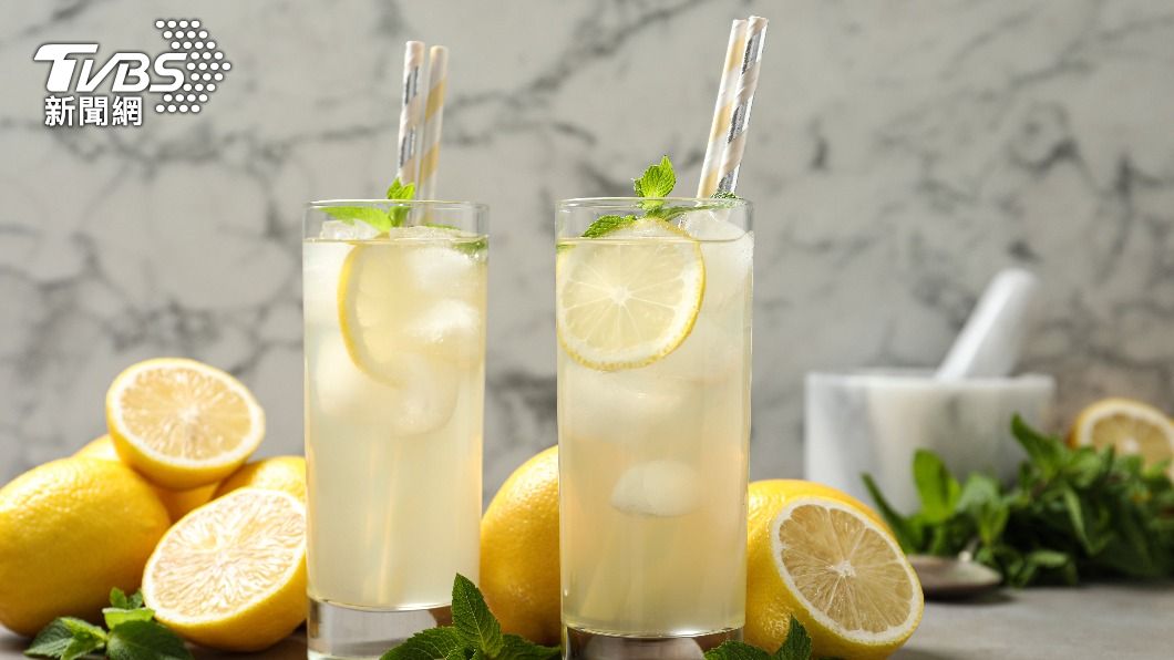 防疫期間檸檬水可以補充維他命C。（示意圖／shutterstock達志影像）