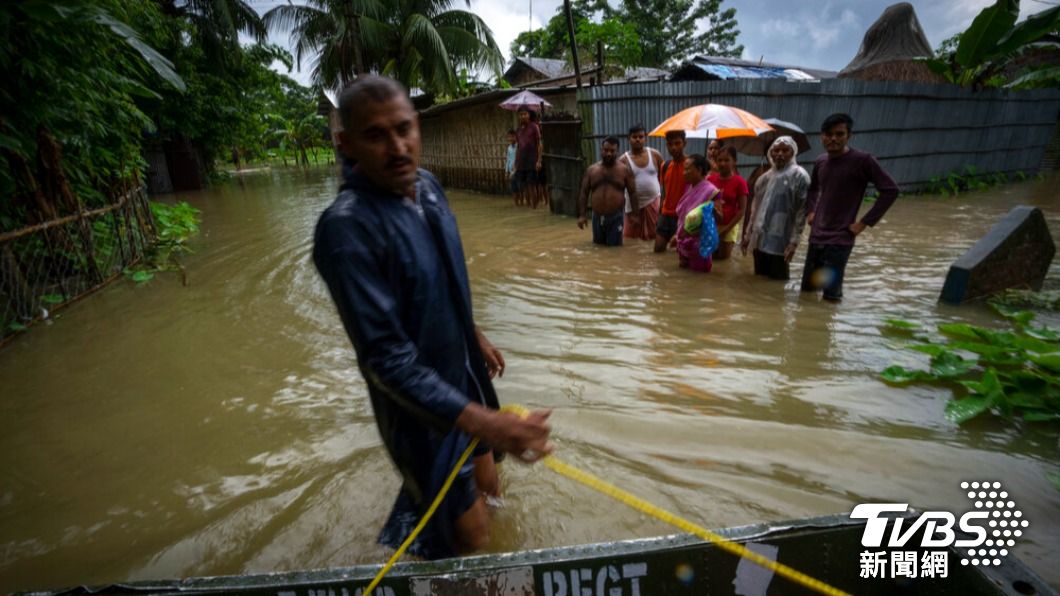 由於季風風暴肆虐，孟加拉和印度近日引發災難性洪水。（圖／達志影像美聯社）