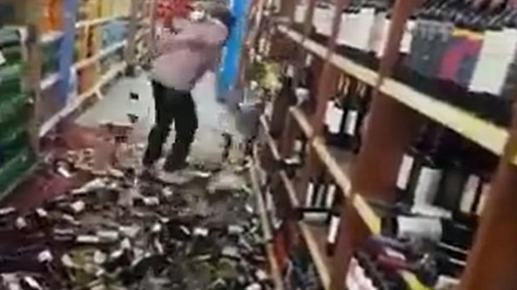 阿根廷女子不滿被超市老闆解僱，砸爛整排紅酒區。（圖／翻攝自推特）