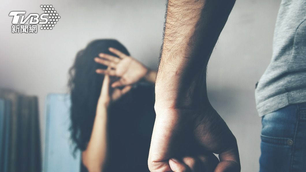 河南汝州深夜傳出有男子當街毆打女性。（示意圖／shutterstock達志影像）