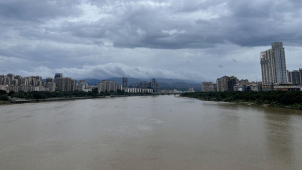華南地區正經歷強降雨及水患。（圖／翻攝自财新网微博）