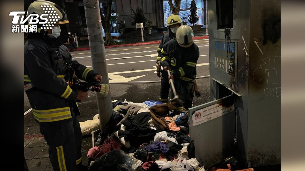 舊衣回收箱遭惡意縱火，警消獲報到場滅火。（圖／TVBS）