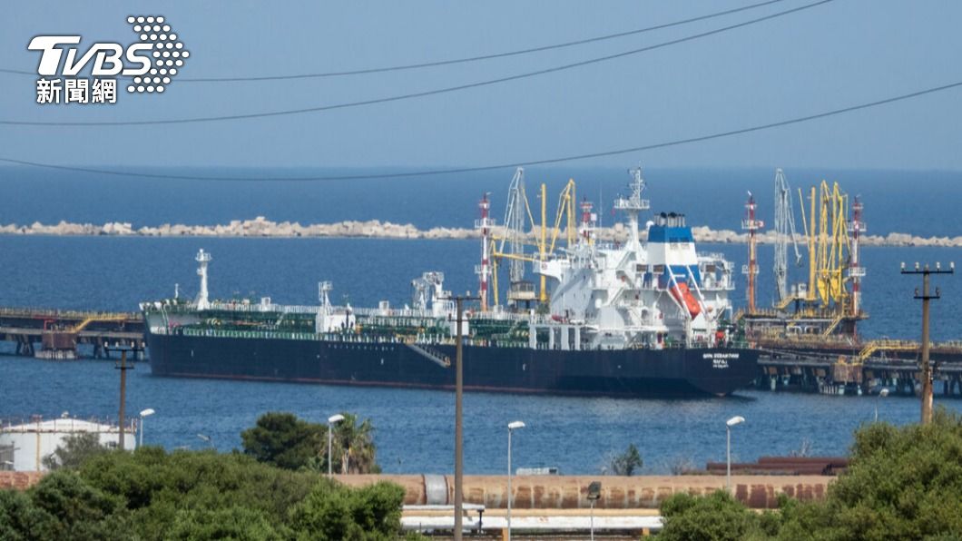 俄羅斯油輪在義大利西西里港口卸貨。（圖/達志影像美聯社）