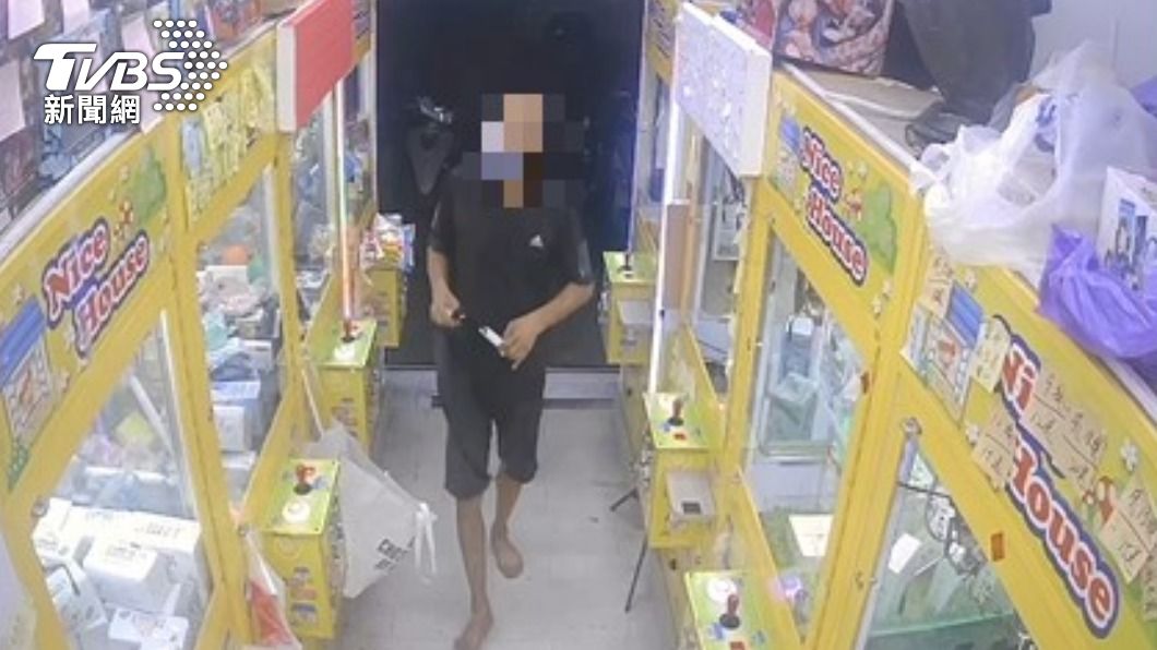 赤腳的李姓竊賊走進店內搜索行竊目標。（圖／TVBS）