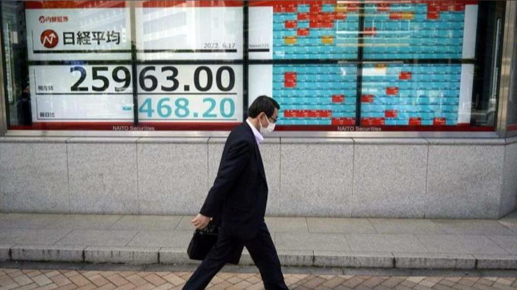 東京股市今天收低，主因在原油和加密貨幣價格下跌。（圖／翻攝自Twitter）