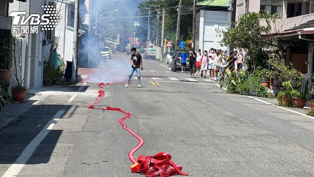 台東池上封街放鞭炮。（圖／中央社）