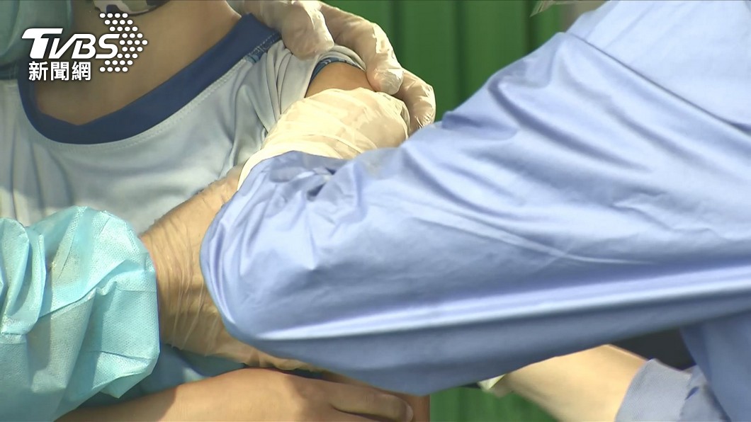 屏東縣22日開放幼兒莫德納疫苗接種。（圖／TVBS）