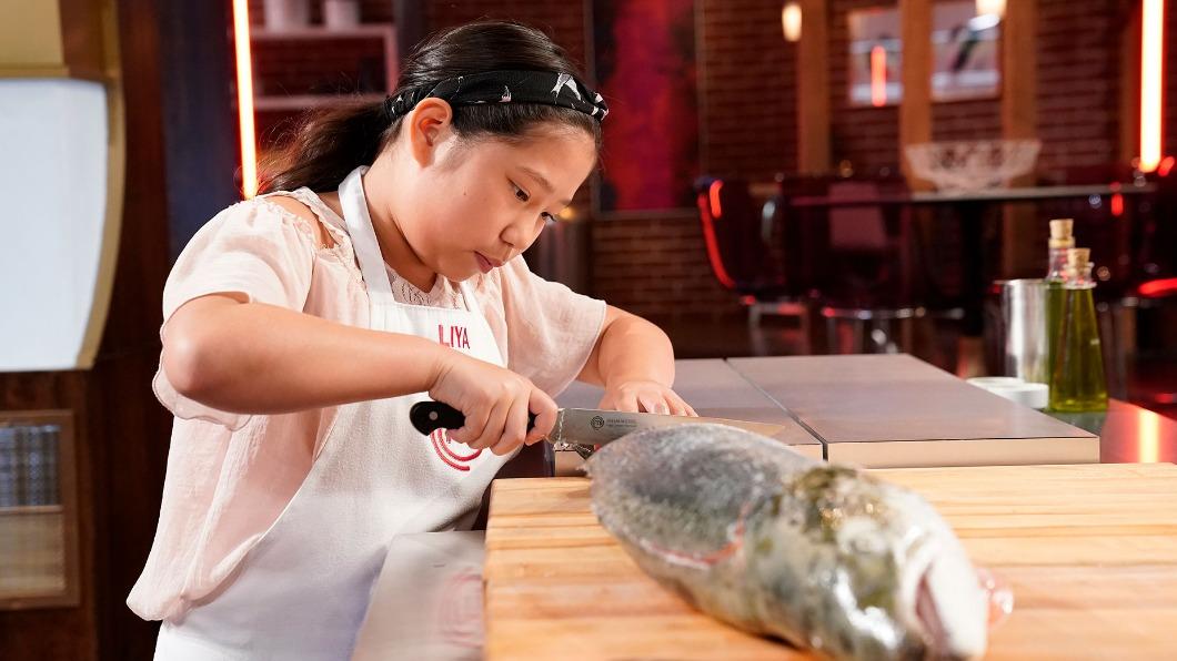 10歲的台裔女孩莉亞（Liya）在《小小頂級廚師美國版》展現驚人廚藝。（圖／杰德創意影音提供））