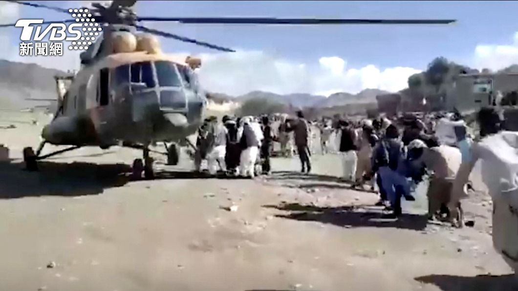 直升機救援在地震中受傷的民眾。（圖／達志影像路透社）