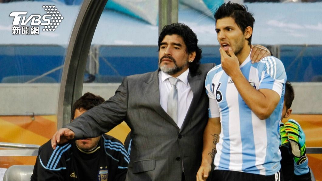 曾任阿根廷國家隊總教練的馬拉度納(左)。（圖/達志影像美聯社）