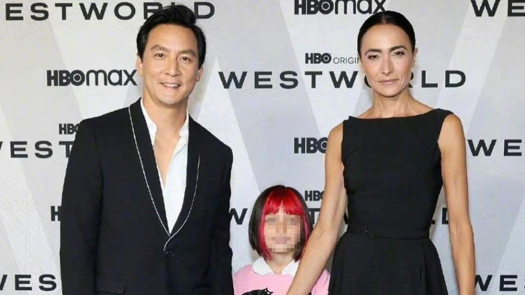 藝人吳彥祖與妻子Lisa S帶著9歲大女兒吳斐然一起出席首映會。（圖／翻攝自吳彥祖微博）