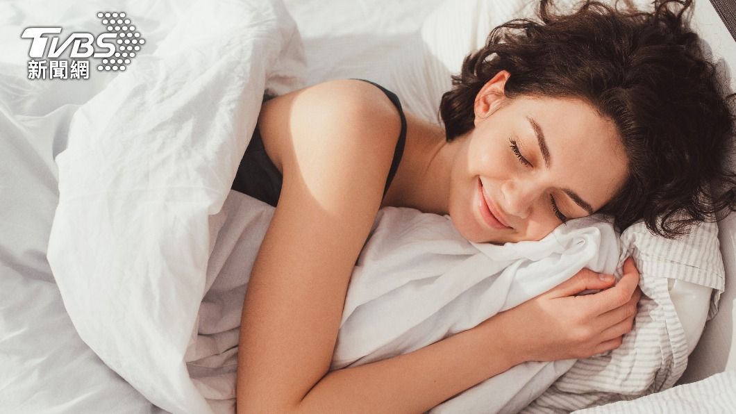 專家分享5降溫助眠撇步，省電又能幫助入睡。（示意圖／shutterstock達志影像）