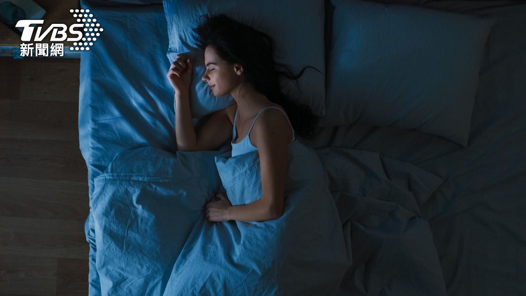 專家建議睡覺要關燈。（示意圖／shutterstock達志影像）