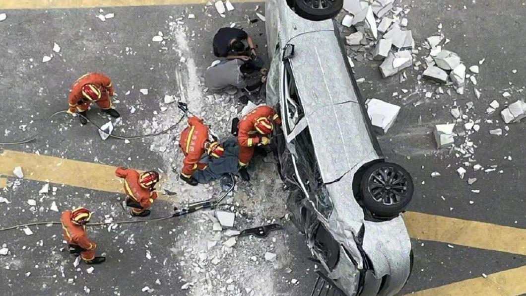 上海「蔚來汽車」總部一輛電動車從3樓墜落。（圖／翻攝自微博）