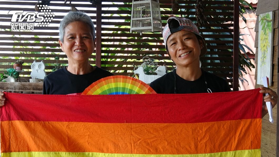 泰國第一對向憲法法庭請願的同志情侶。（圖／中央社）