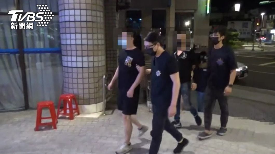 警方漏夜逮捕4名犯嫌。（圖／TVBS）